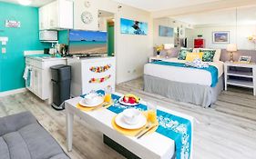 Aloha Vibes Await! Stylish Condo At Aloha Surf - Mountain And City Views